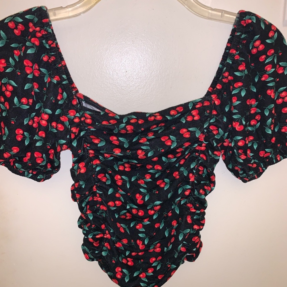 Cherry print ruched top w/ puff sleeves